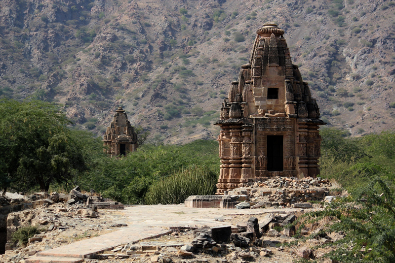 Rajasthan का सबसे पुरान मंदिर! जहां रात को सब बन जाता है पत्थर