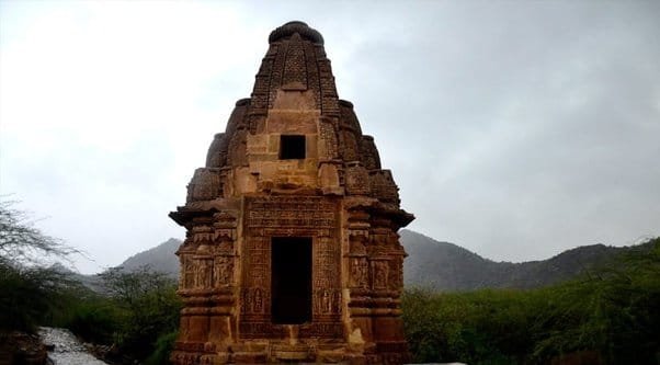 Rajasthan का सबसे पुरान मंदिर! जहां रात को सब बन जाता है पत्थर