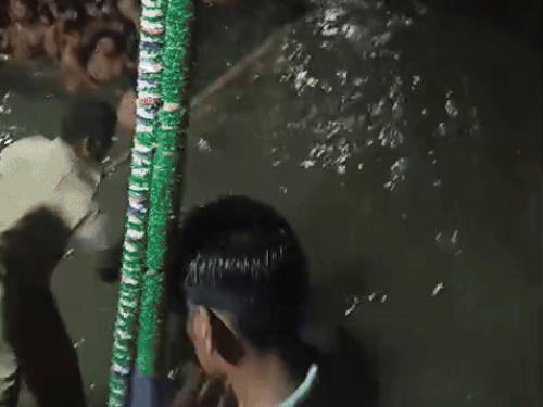 whatsappvideo2024-07-29at103315am1-ezgifcom-resize_1722230123 कांवड़ियों पर देर रात बरसीं लाठियां