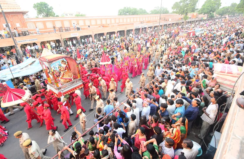 धूमधाम से निकली बूढ़ी तीज की सवारी, ड्रोन से हुई फ्लावर रेनिंग 12 बूढ़ी तीज